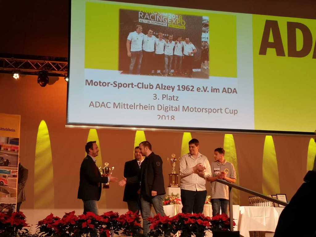 Siegerehrung auf der Bühne des ADAC Mittelrhein Digital Motorsport Cup 1018.