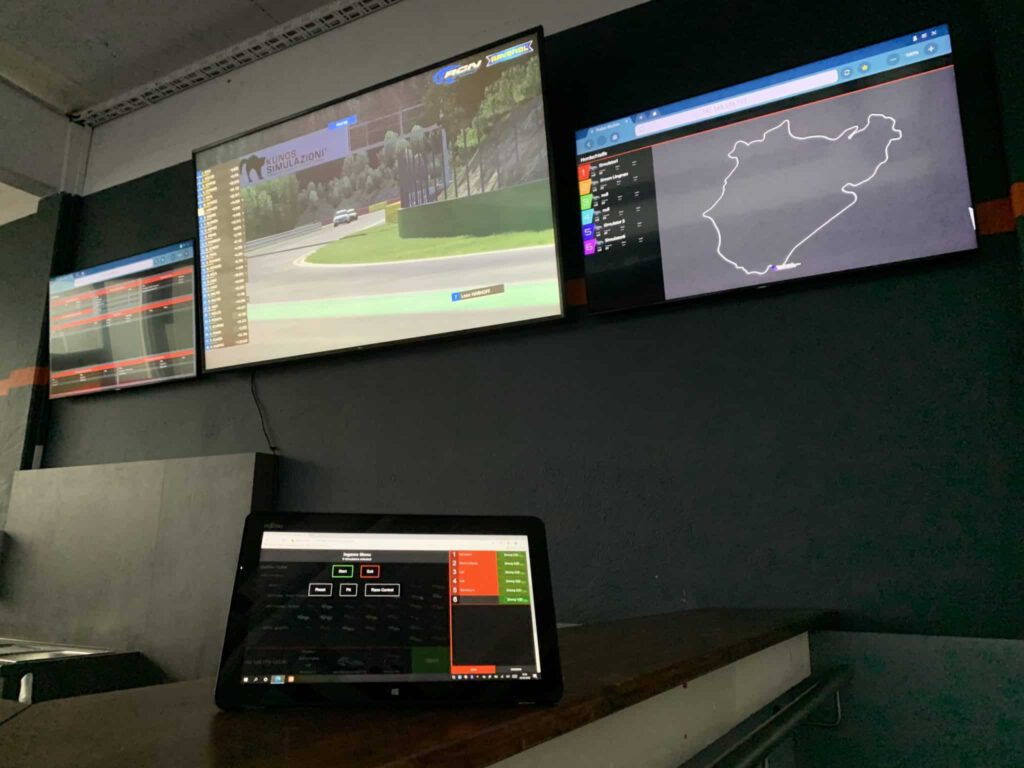 Große Bildschirme an der Wand des Sim Race Center Windeck, um dem Rennverlauf auf dem Nürburgring zu verfolgen.
