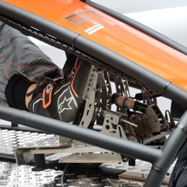 Detail der Pedalerie Gas, Kupplung und Bremse eines Fahrsimulators mit Pedalen aus einem Rennwagen.