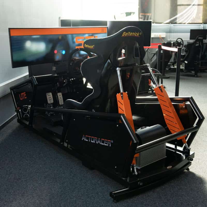 Bild eines STL SIM-Car Racing Simulator. Die großen Aktoren in den orangen Schutzumhüllungen sind sehr gut zu erkennen.